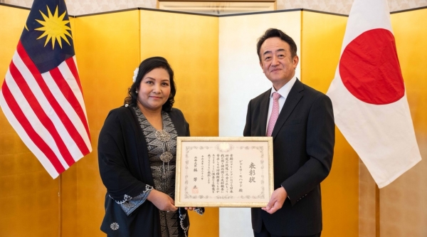 贾米拉·宾蒂·穆罕默德博士接待日本外务大臣……