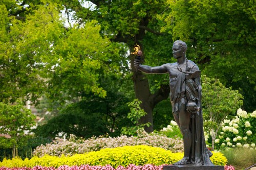 传播与信息学院宣布成立Alan and Wendy Wilson传播与领导力学院