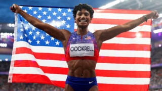 安娜·科克雷尔 (Anna Cockrell) 在 400 米跨栏赛中赢得银牌